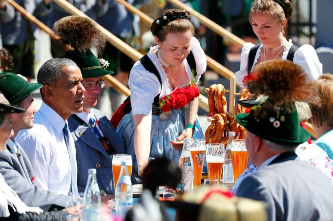 Obama a Merkelová u slavnostní tabule s pivem a klobásami.