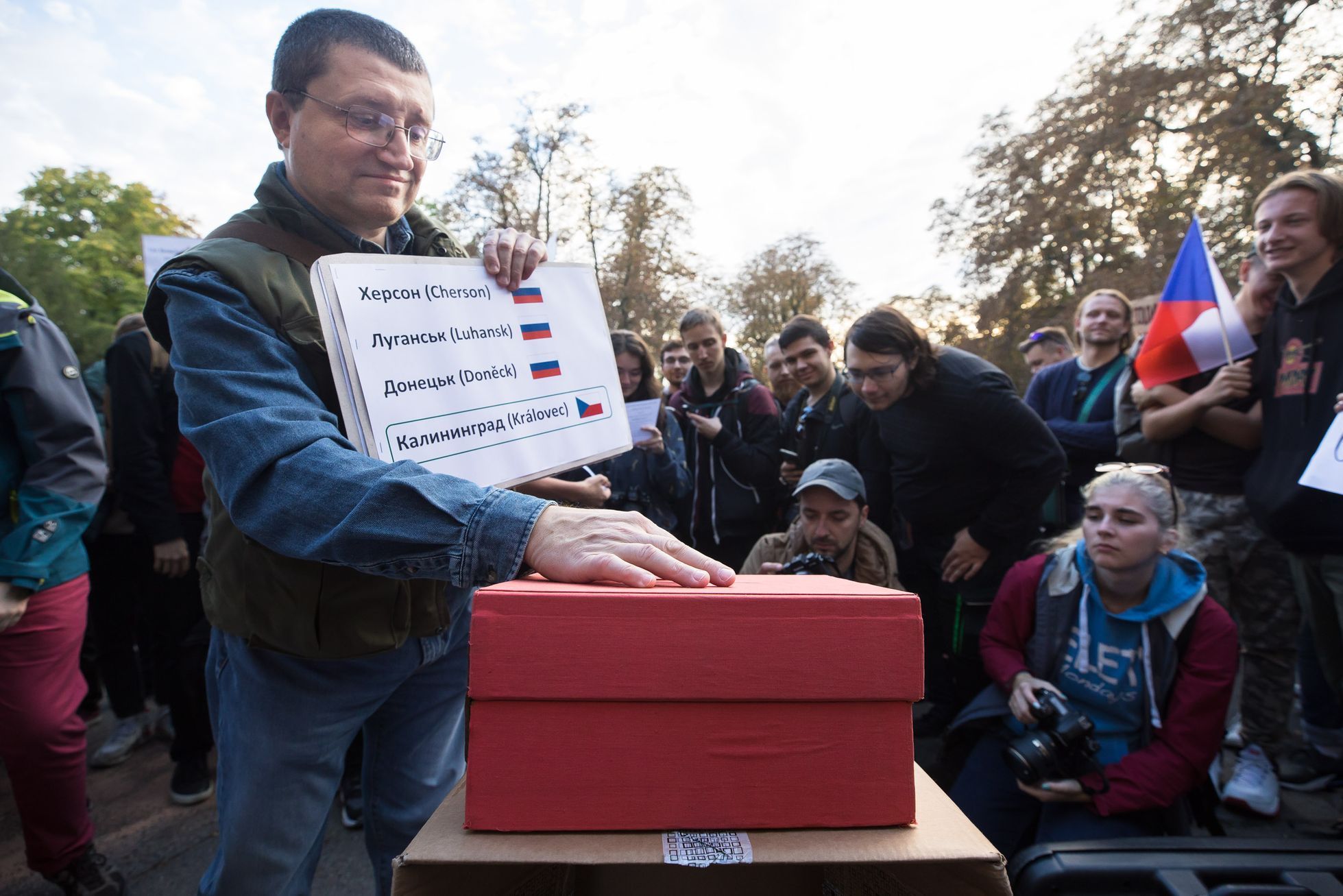 Královec, referendum o připojení, satirická akce před ruskou ambasádou
