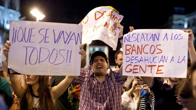 Demonstrace v Madridu kvůli tomu, že Španělsko požádalo o pomoc od eurozóny.