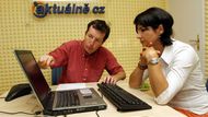 Dočasně "suspendovaný" šéfredaktor Zdeněk John předává Janě Horváthové žezlo, tedy spíše laptop.