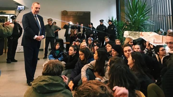 Rezignaci, skandovali studenti před rektorem UK. Neodstoupím, opáčil stávkujícím