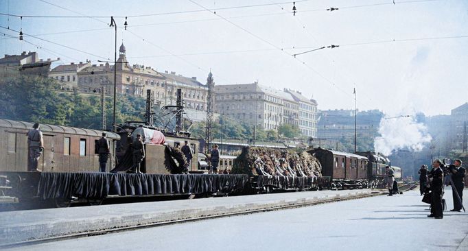 Archivní fotografie z pohřbu Tomáše Garrigua Masaryka, který se odehrál v Praze v září roku 1937. Kolorovaný černobílý snímek.