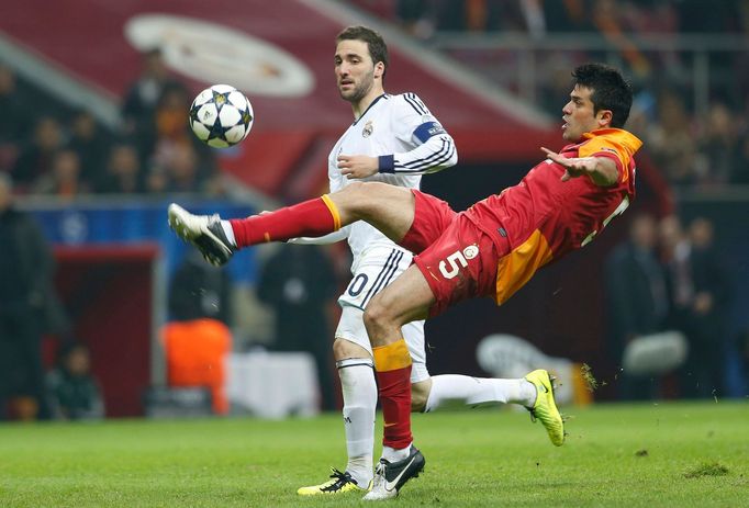 Galatasaray - Real Madrid: Gokhan Zan - Gonzalo Higuain (vlevo)