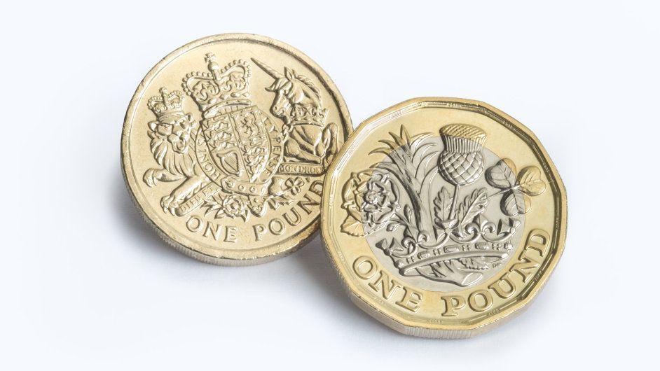 Stará (vlevo) a nová jednolibrová mince
