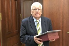 Parlamentní stenograf Jiří Novák má zápis v knize rekordů. Těsnopisem píše nejdéle na světě