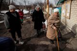 "Kdokoliv nám slíbí mír a obnovu našich domovů, toho budeme volit. To je vše, co potřebujeme," řekla agentuře Reuters Galina Sobolevová, jedna z obyvatelek vesnice.