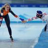 Nizozemka Irene Schoutenová a Martina Sáblíková se zdraví v cíli závodu rychlobruslařek na 5000 m na ZOH v Pekingu 2022