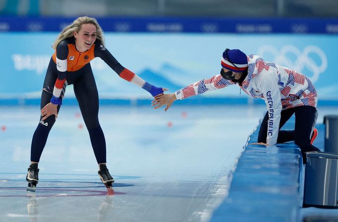 Nizozemka Irene Schoutenová a Martina Sáblíková se zdraví v cíli závodu rychlobruslařek na 5000 m na ZOH v Pekingu 2022