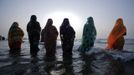 RNPS IMAGES OF THE YEAR 2012 - Hindu devotees pray while standing in the waters of the Arabian Sea as they worship the Sun god during the Hindu religious festival "Chhat Puja" in Mumbai, November 19, 2012. Hindu devotees worship the Sun god and fast all day for the betterment of their family and society during the festival. REUTERS/Vivek Prakash (INDIA - Tags: SOCIETY RELIGION TPX IMAGES OF THE DAY) Published: Pro. 3, 2012, 1:16 dop.