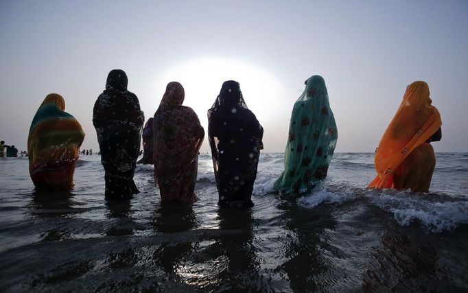 RNPS IMAGES OF THE YEAR 2012 - Hindu devotees pray while standing in the waters of the Arabian Sea as they worship the Sun god during the Hindu religious festival "Chhat Puja" in Mumbai, November 19, 2012. Hindu devotees worship the Sun god and fast all day for the betterment of their family and society during the festival. REUTERS/Vivek Prakash (INDIA - Tags: SOCIETY RELIGION TPX IMAGES OF THE DAY) Published: Pro. 3, 2012, 1:16 dop.