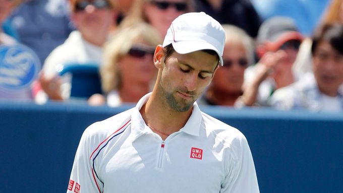 Takto Novak Djokovič smutnil v Cincinnati před rokem. Ve finále inkasoval od Federera potupného kanára.