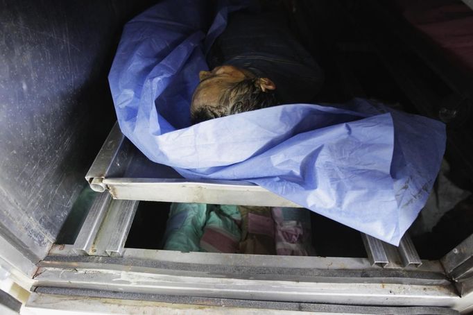 The dead body of a man who died of gunshot wounds is seen at the morgue of a local hospital in San Pedro Sula March 20, 2013. San Pedro Sula, the country's second largest city after Tegucigalpa, has a homicide rate of 169 per 100,000 people and was named the world's most violent city for a second year in a row. Lax laws allow civilians to own up to five personal guns. Arms trafficking has flooded the country with nearly 70% illegal firearms. 83.4% of homicides are by firearms, compared to 60% in the United States. Picture taken March 20, 2013. REUTERS/Jorge Cabrera (HONDURAS - Tags: CRIME LAW CIVIL UNREST HEALTH) ATTENTION EDITORS: PICTURE 35 OF 39 FOR PACKAGE 'GUN CULTURE - HONDURAS' SEARCH 'HONDURAS GUN' FOR ALL IMAGES Published: Dub. 5, 2013, 11:15 dop.