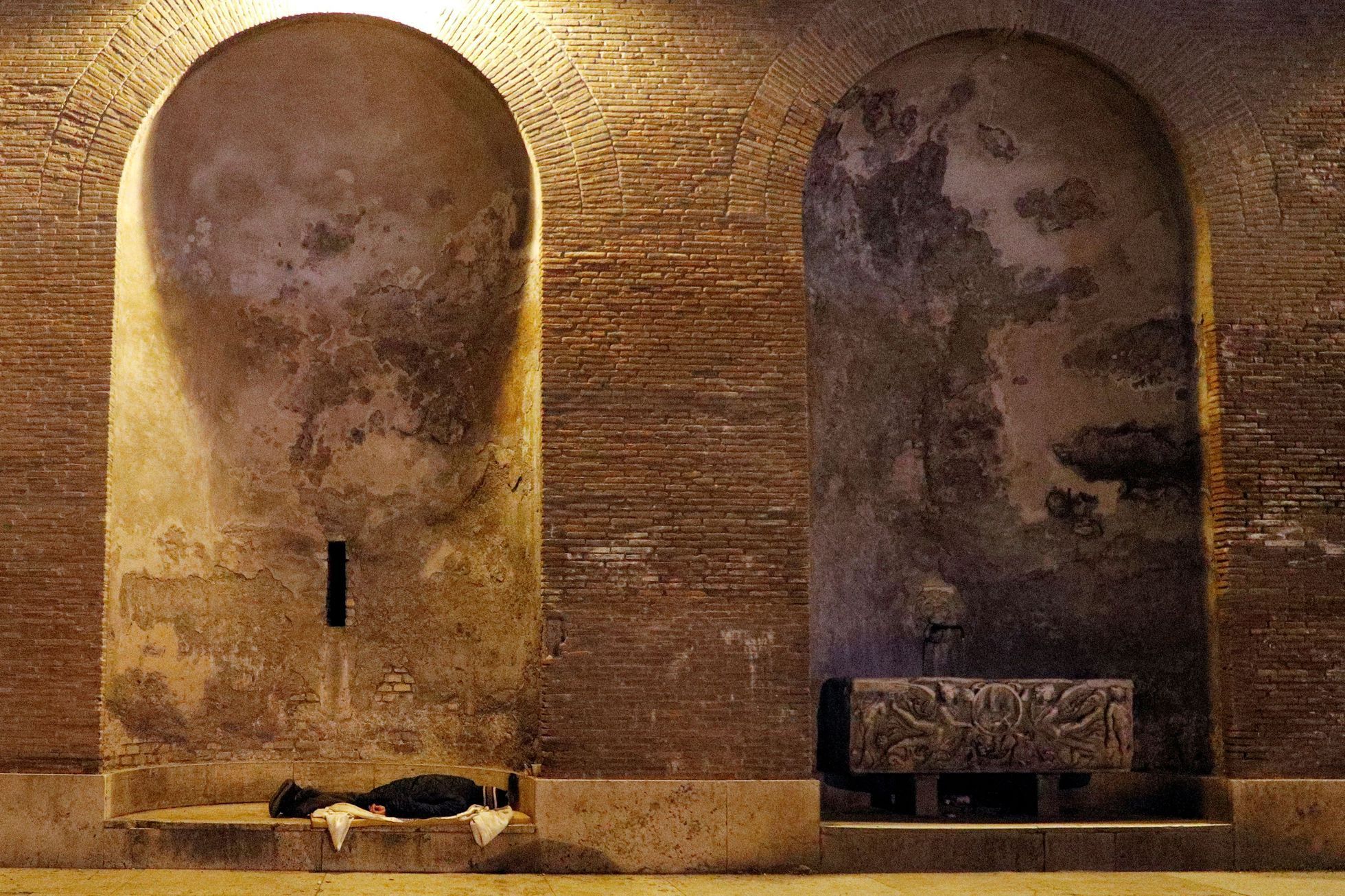 Fotogalerie / V Římě kvůli koronaviru strádají bezdomovci hladem. Pomáhá jim Červený kříž