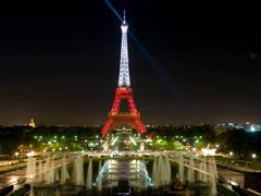 Největší symbol Paříže - Eiffelova věž - se kvůli dnům turecké kultury oblékla do tureckých národních barev.