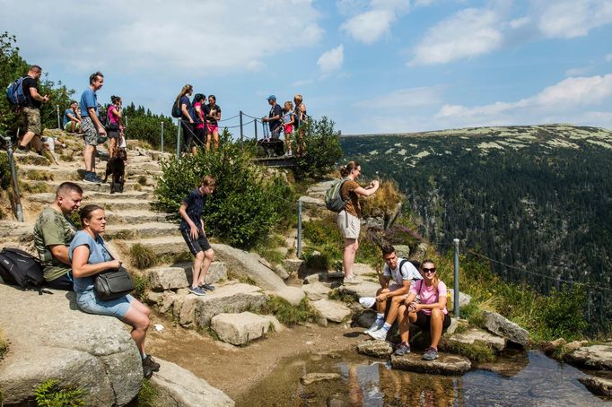 Turisté v okolí Pančavského vodopádu