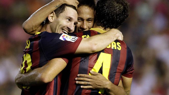 Neymar (uprostřed) se raduje ze svého prvního ligového gólu v dresu Barcy, jímž přispěl k šesté výhře Blaugranas v ligové sezoně.