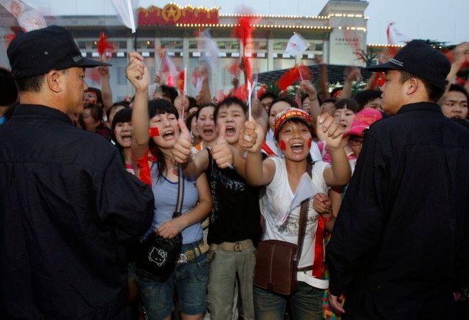 Číňané nadšeně sledují zahájení olympiády z náměstí Tienanmen v Pekingu.