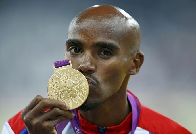 Mohamed "Mo" Farah se zlatou olympijskou medailí za vítězství v závodě na 5000 metrů.