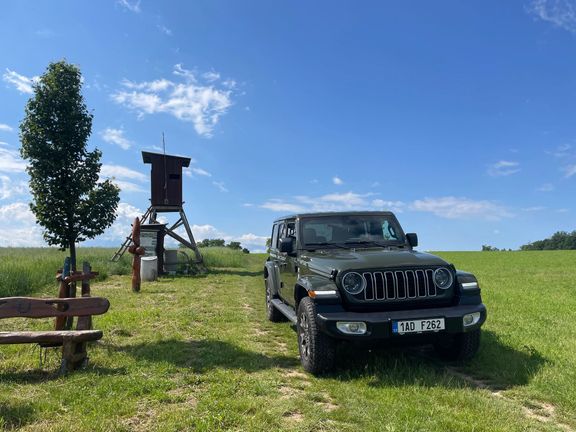 Wrangler dnes v Evropě pohání pouze plug-in hybridní jednotka. Upravenou variantu dostal také Grand Cherokee.