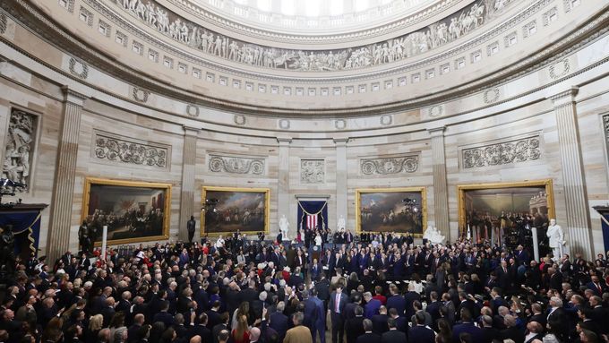 Trumpova inaugurace budí kontroverze i kvůli zahraničním návštěvám. Inaugurace bývá zpravidla určena především domácím osobnostem. Trump ale pozval své přátele z celého světa.