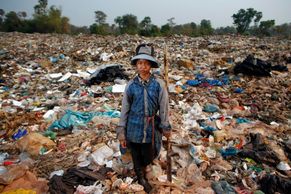 Pracují i spí na skládce. Fotky ze života dětí v Kambodži