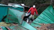 Vítr však napáchal tisíce drobných škod. Jiří Brož z Pece pod Sněžkou měl štěstí, ve čtvrtek přijel pozdě a svůj vůz do garáže už nezaparkoval. V noci na garáž spadl smrk. Dnes si přišel pro letní sadu gum, kterou měl uvnitř uskladněnou.