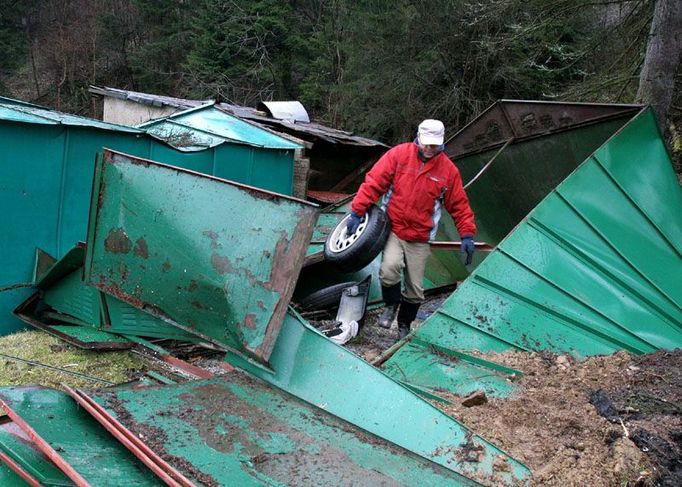 Vítr však napáchal tisíce drobných škod. Jiří Brož z Pece pod Sněžkou měl štěstí, ve čtvrtek přijel pozdě a svůj vůz do garáže už nezaparkoval. V noci na garáž spadl smrk. Dnes si přišel pro letní sadu gum, kterou měl uvnitř uskladněnou.