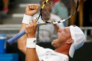 Sam Groth slaví vítězství nad Srbem Filipem Krajinovicem.