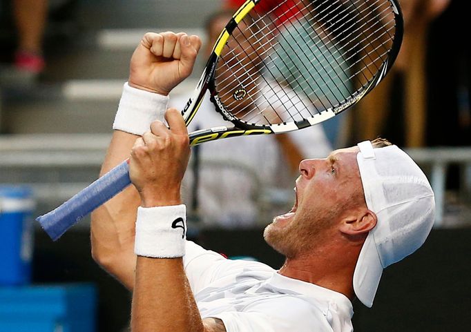 Sam Groth slaví vítězství nad Srbem Filipem Krajinovicem.