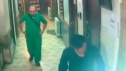 Kamery zachytily letecký útok na nemocnici v Aleppu. A také poslední chvíle pediatra Máaze