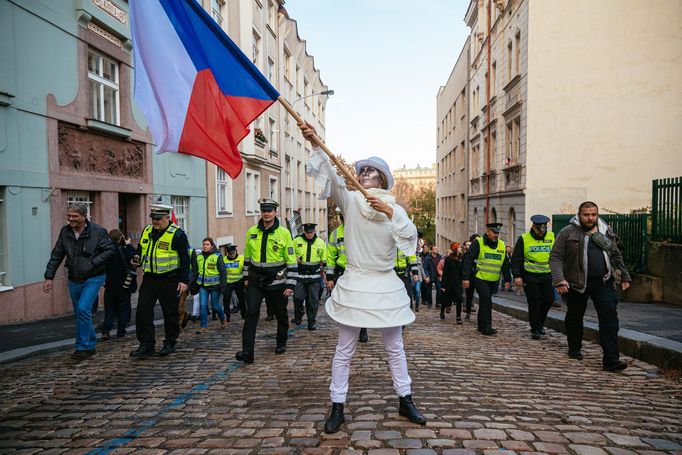 Praha si dnes 17. 11. 2019 připomíná výročí 30 let od sametové revoluce, která vedla k pádu komunistického režimu.