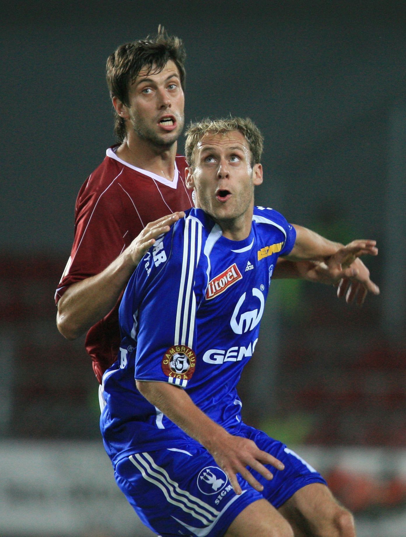 Slovenský fotbalista Miloš Brezinský z pražské Sparty a Michal Hubník z Olomouce během utkání Gambrinus ligy v roce 2007.