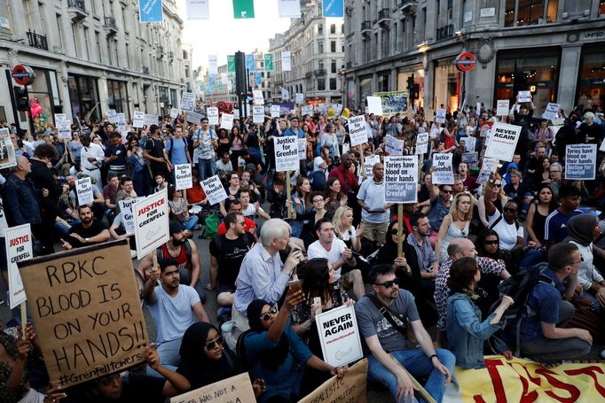 Demonstrace v Londýně proti okolnostem požáru Grenfell Tower.