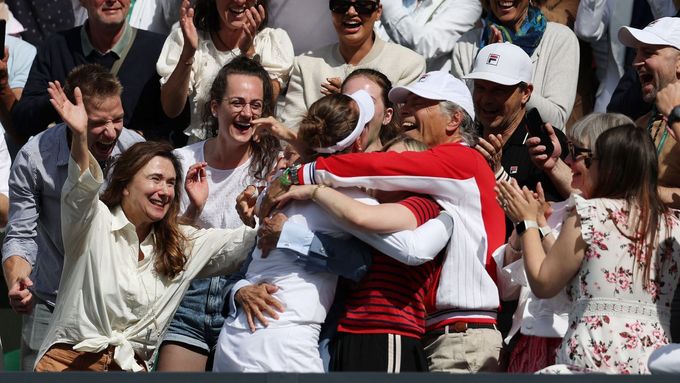 Barbora Krejčíková slaví se svými blízkými po triumfu na Wimbledonu