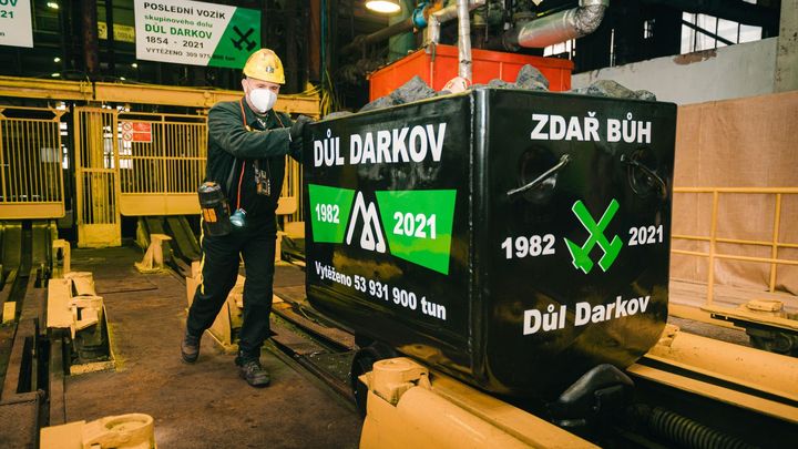 Horníci vyvezli symbolický poslední vozík uhlí z Dolu Darkov