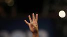 A delegate gestures "four more years" during the first day of the Democratic National Convention in Charlotte, North Carolina September 4, 2012. REUTERS/Eric Thayer (UNITED STATES - Tags: POLITICS ELECTIONS) Published: Zář. 5, 2012, 1:59 dop.