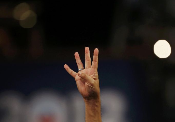 A delegate gestures "four more years" during the first day of the Democratic National Convention in Charlotte, North Carolina September 4, 2012. REUTERS/Eric Thayer (UNITED STATES - Tags: POLITICS ELECTIONS) Published: Zář. 5, 2012, 1:59 dop.