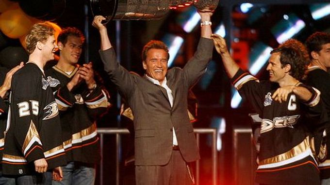 Slavný pohár si s hokejisty Anaheimu zvedl nad hlavu i Arnold Schwarzeneger, teď se Stanley cup vrátil do 'rodné Anglie'.