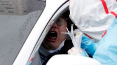 Testování na koronavirus v takzvaném "drive-in" v Jižní Koreji.