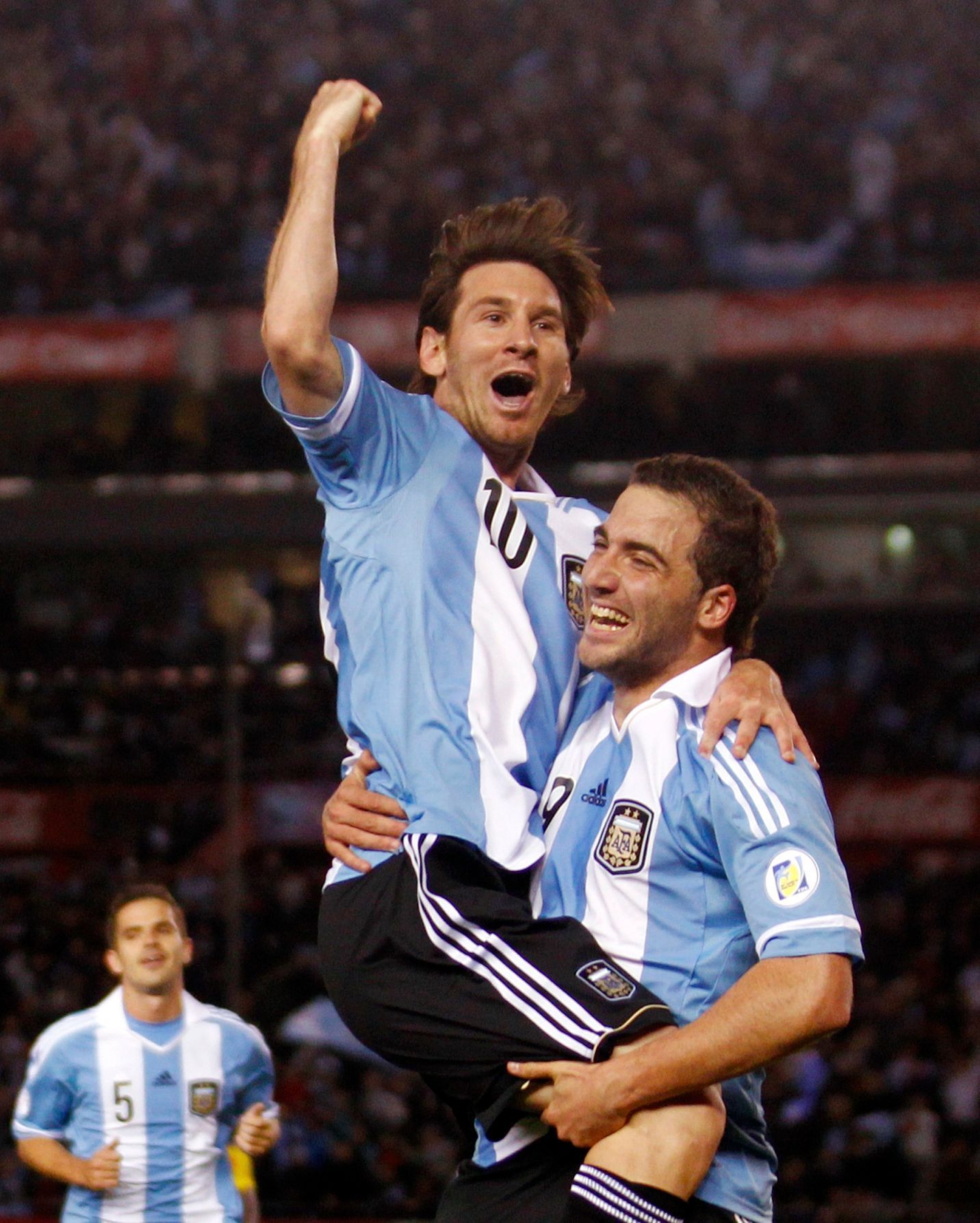 Lionel Messi slaví gól v argentinské reprezentaci v náručí Gonzala Higuaína
