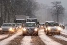 Sníh zasypává auta na ulici v Berlíně.