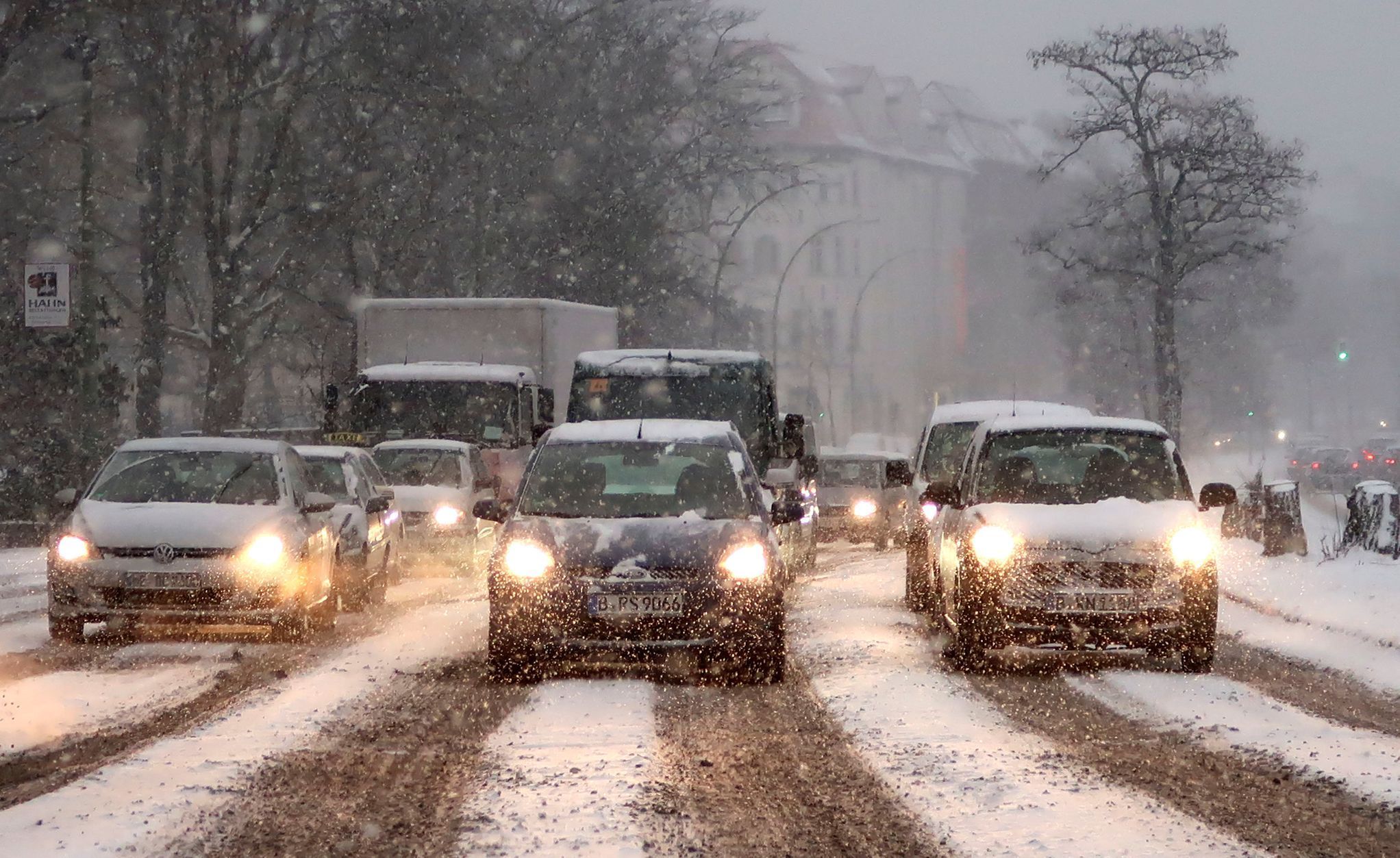 Sníh zasypává auta na ulici v Berlíně.