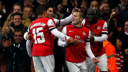 Fotbalisté Arsenalu (zleva) Alex Oxlade-Chamberlain, Mikel Arteta, Jack Wilshire a Bacary Sagna slaví gól v utkání Ligy mistrů 2012/13 proti Montpellier.
