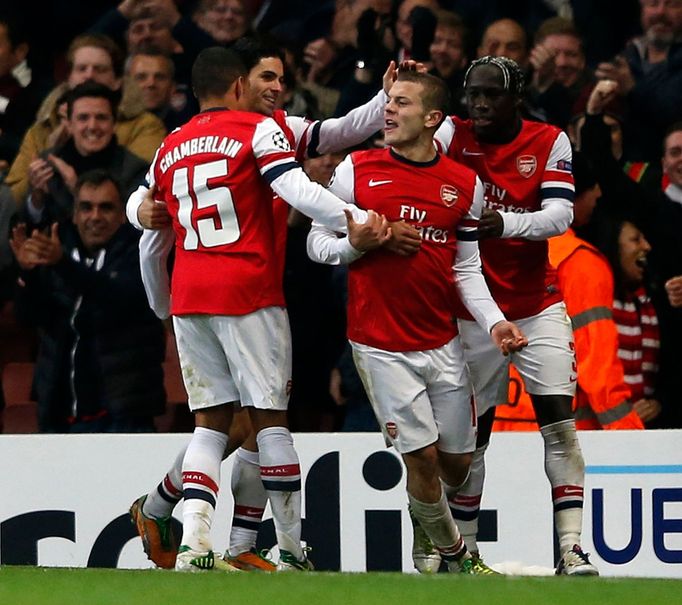 Fotbalisté Arsenalu (zleva) Alex Oxlade-Chamberlain, Mikel Arteta, Jack Wilshire a Bacary Sagna slaví gól v utkání Ligy mistrů 2012/13 proti Montpellier.