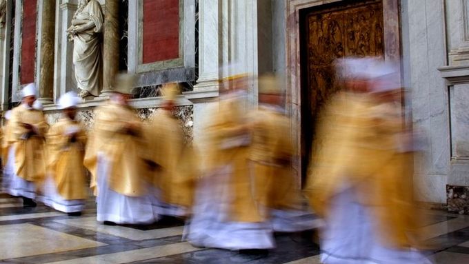 Biskupové opouštějí baziliku svatého Pavla za hradbami