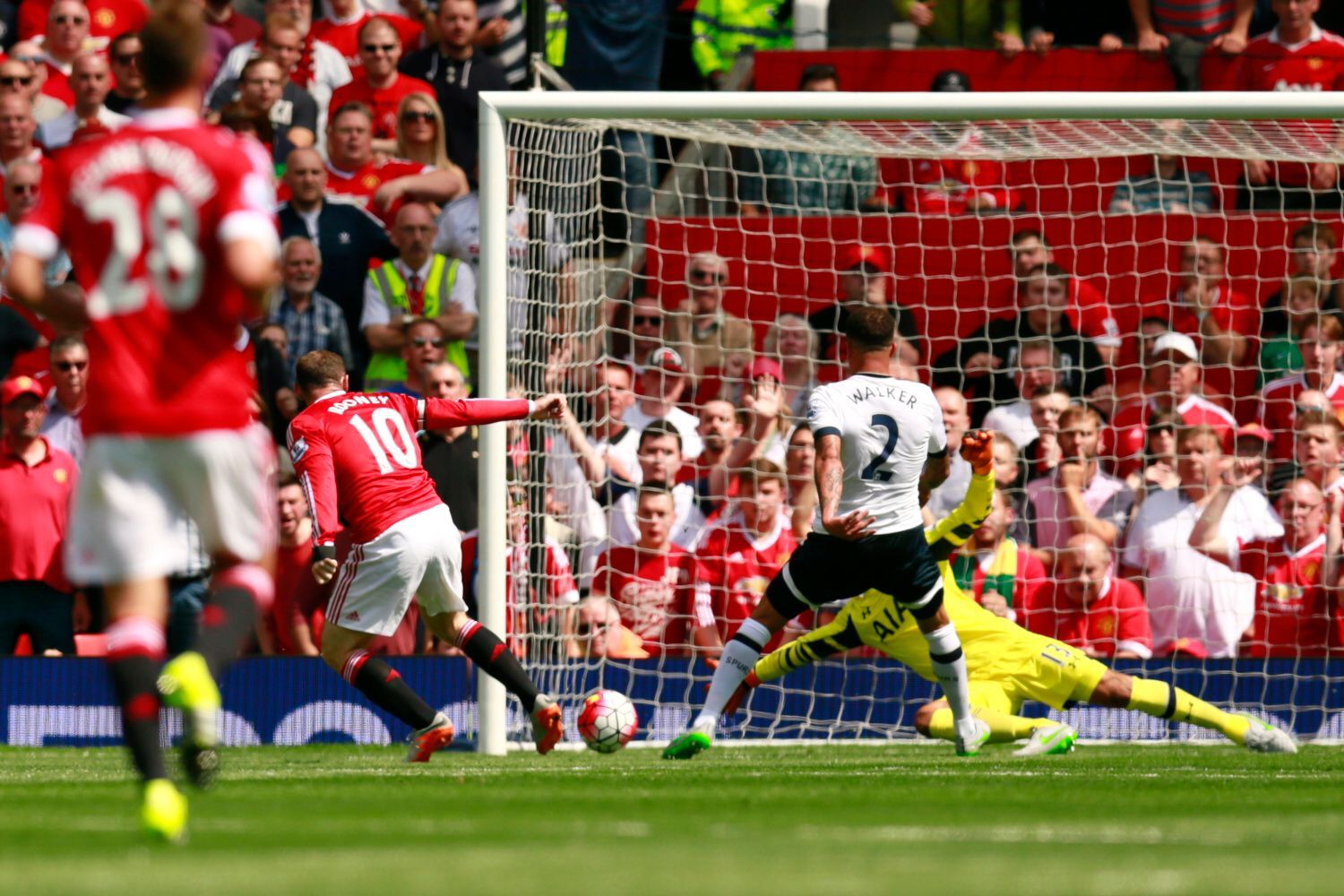 PL, Manchester United-Tottenham: Kyle Walker z Tottenhamu si dává vlastní gól