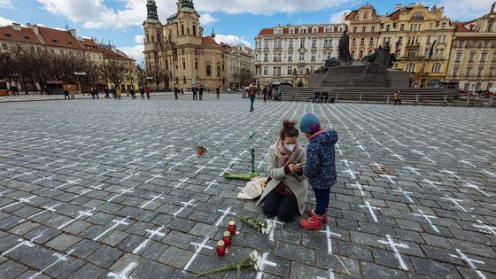 Když kříže na Staroměstském náměstí dostanou jména. Lidé spontánně uctívají zemřelé