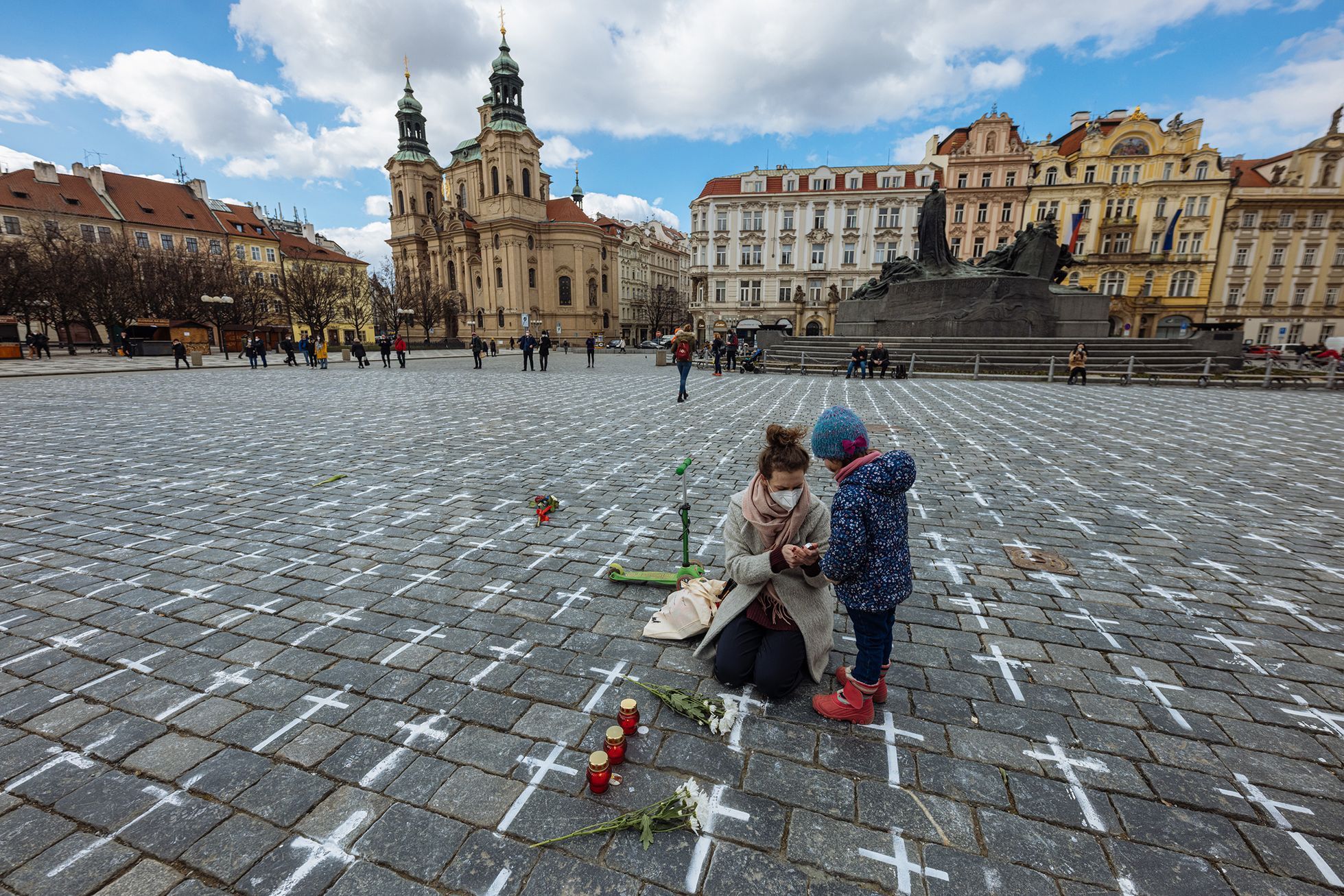 Jednorázové užití / Fotogalerie / Když kříže na Staromáku dostanou jména. Lidí spontánně uctívají zemřelé.