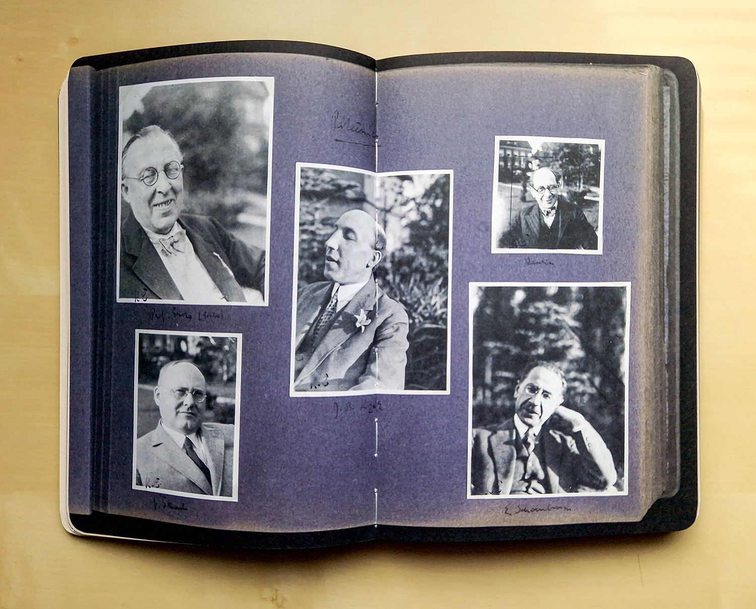 Pátečníci na fotografiích Karla Čapka. Ukázky z knihy Jana Bílka a Jarmily Schreiberové