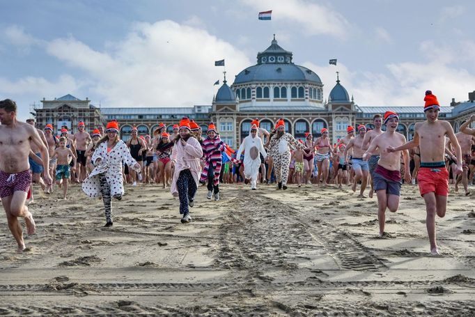 Plážové radovánky před 130 lety a dnes